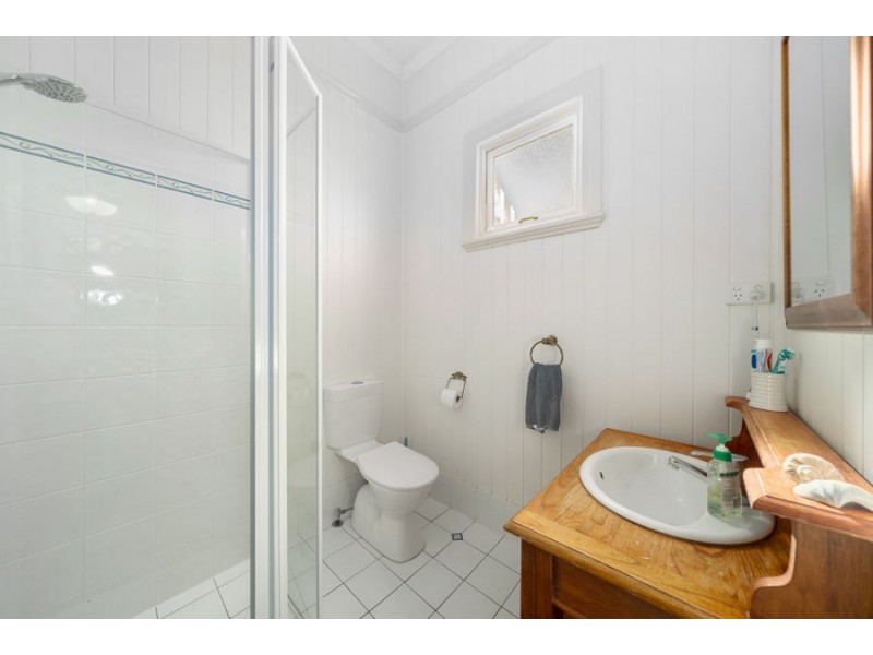 16 Peasant St, Holland Park West QLD 4121