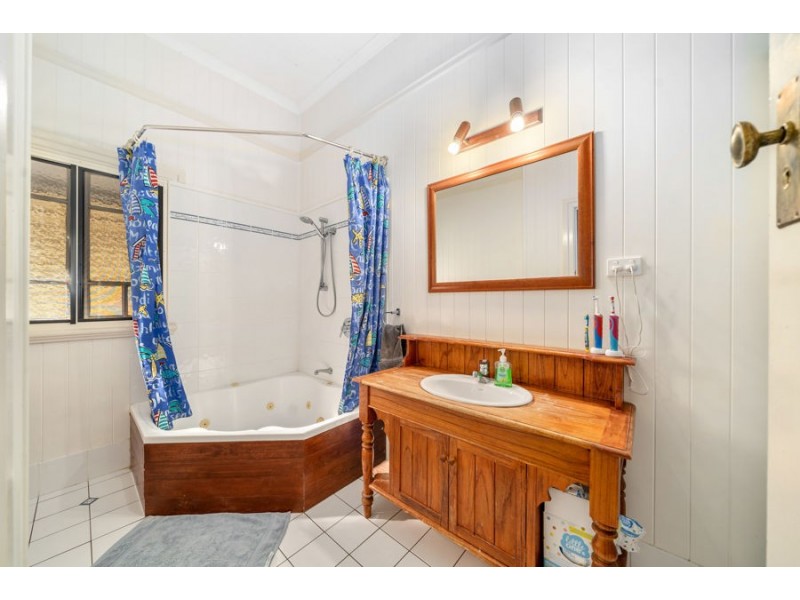 16 Peasant St, Holland Park West QLD 4121