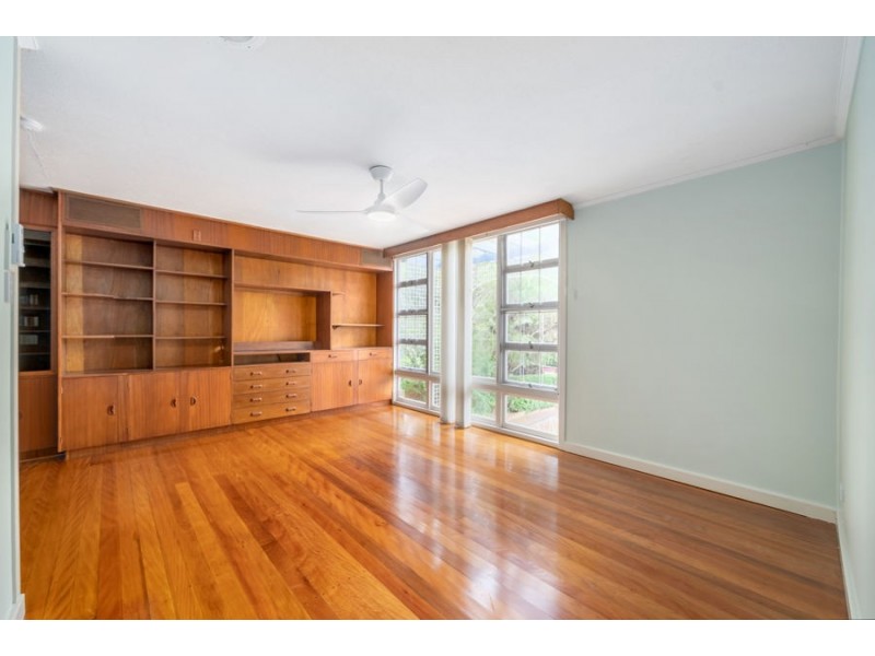 15 Nealdon st, Holland Park QLD 4121