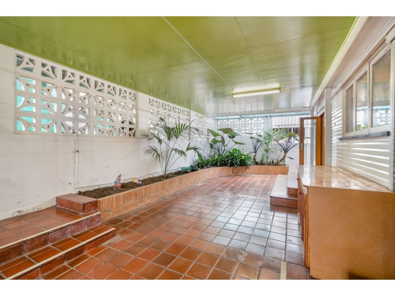 15 Nealdon st, Holland Park QLD 4121