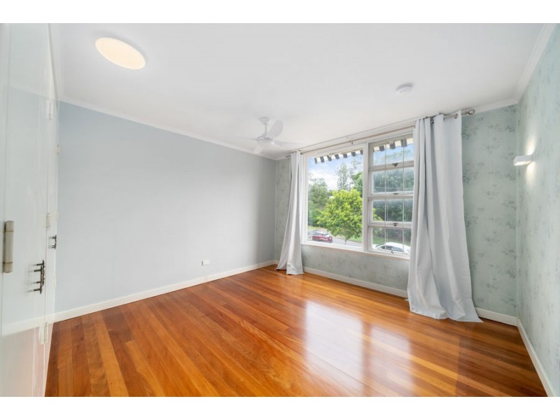 15 Nealdon st, Holland Park QLD 4121