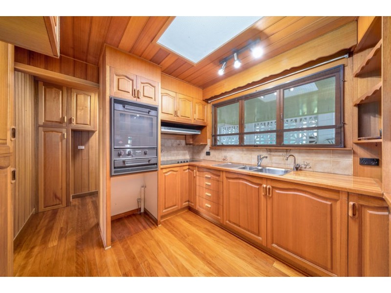 15 Nealdon st, Holland Park QLD 4121