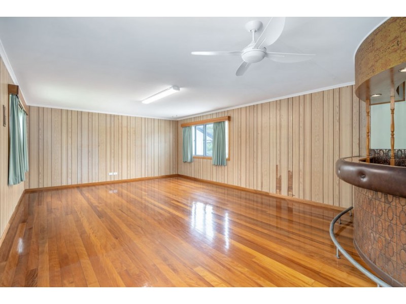 15 Nealdon st, Holland Park QLD 4121