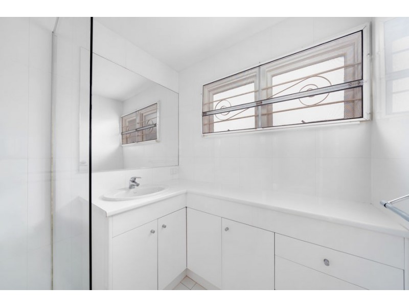 15 Nealdon st, Holland Park QLD 4121