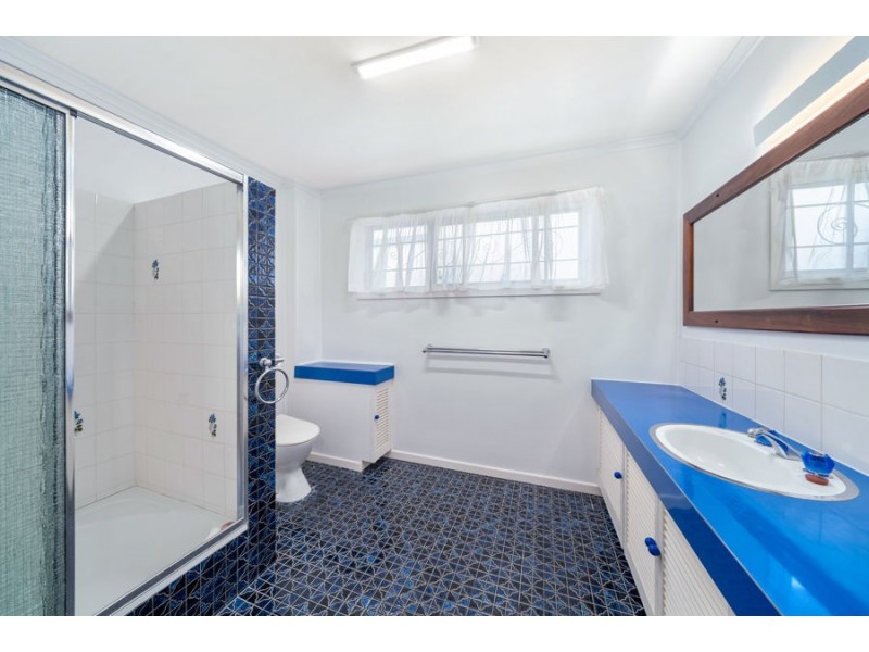 15 Nealdon st, Holland Park QLD 4121