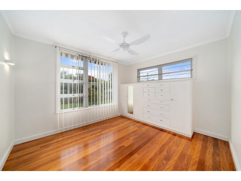 15 Nealdon st, Holland Park QLD 4121