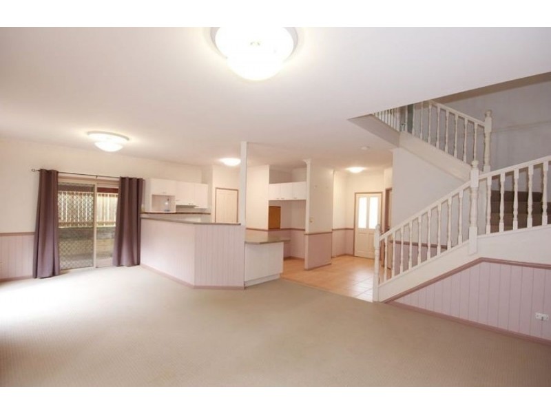 2/8 Poet St, Holland Park West QLD 4121