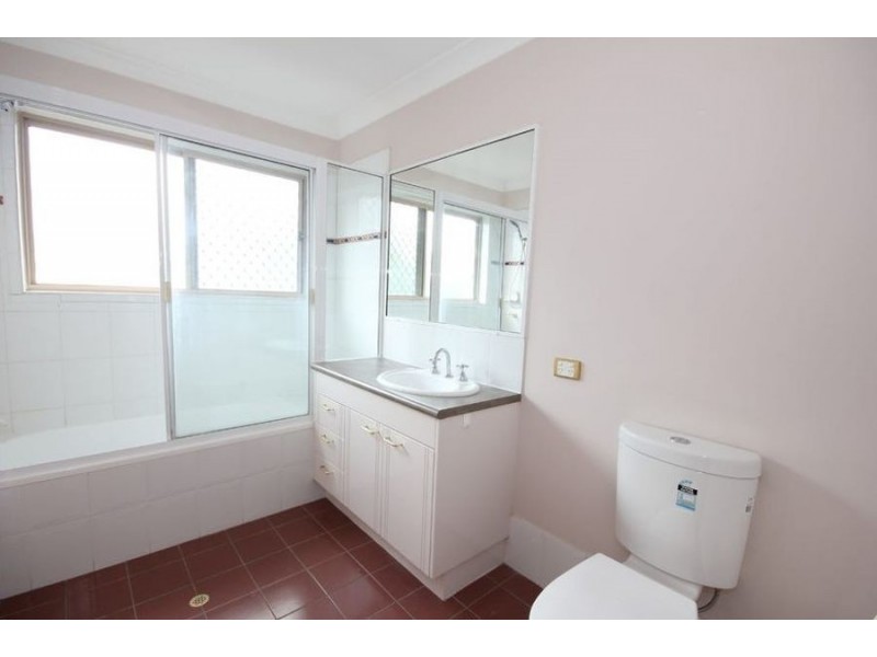 2/8 Poet St, Holland Park West QLD 4121