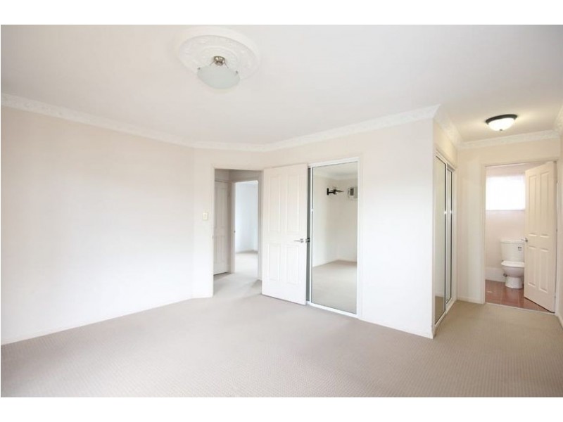 2/8 Poet St, Holland Park West QLD 4121