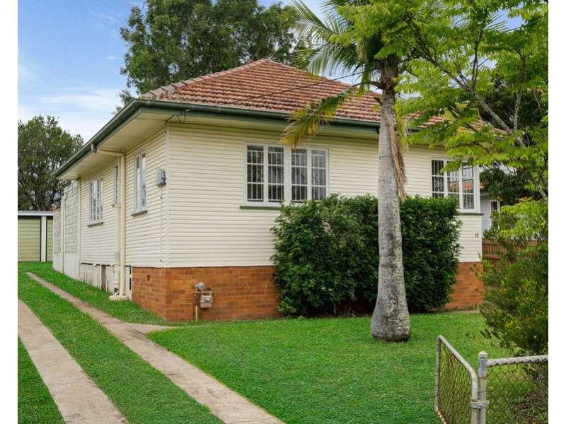 18 Roscoe Street, Holland Park QLD 4121