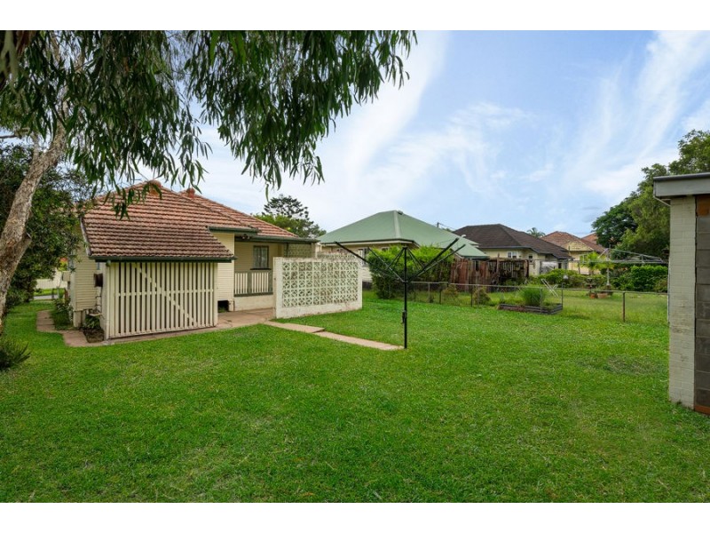 18 Roscoe Street, Holland Park QLD 4121