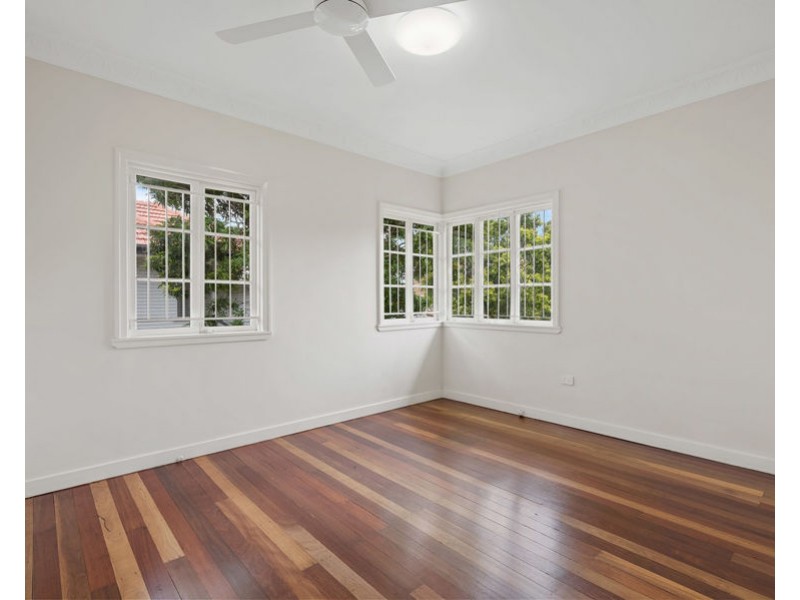 18 Roscoe Street, Holland Park QLD 4121