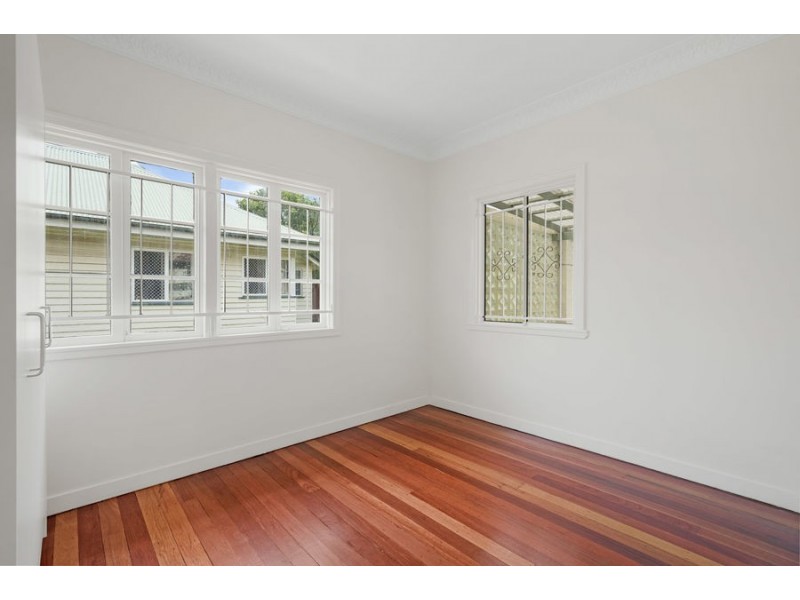 18 Roscoe Street, Holland Park QLD 4121