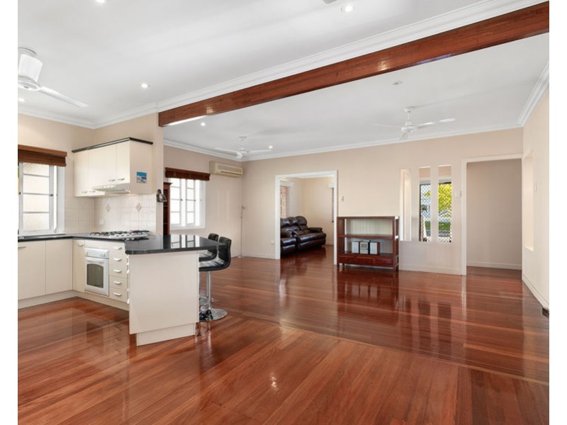 6 Peasant St, Holland Park West QLD 4121
