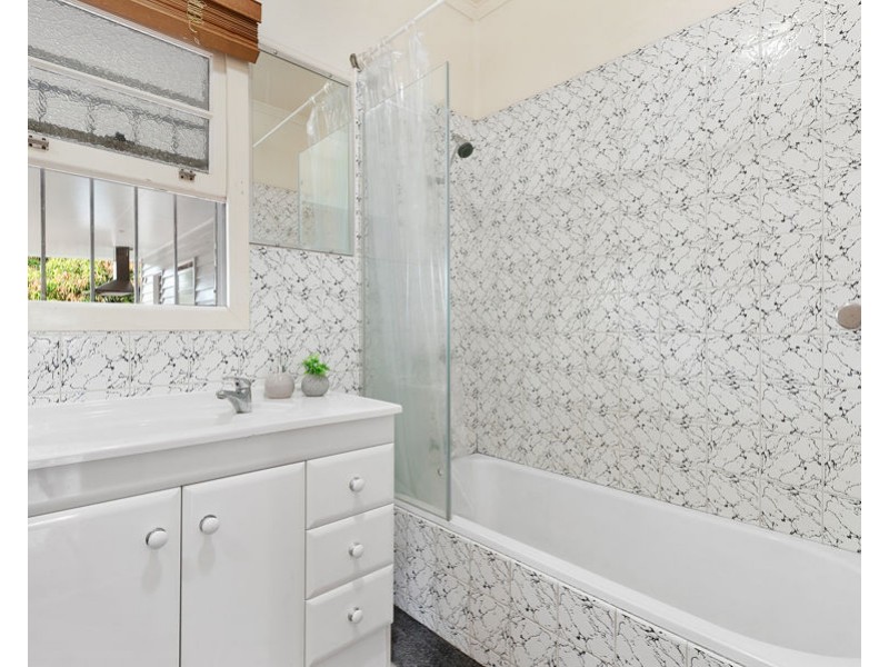 6 Peasant St, Holland Park West QLD 4121
