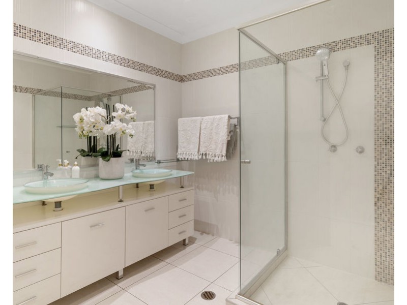 17 Burlington Street, Holland Park QLD 4121