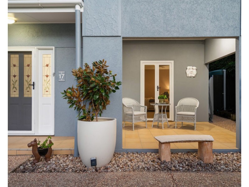 17 Burlington Street, Holland Park QLD 4121