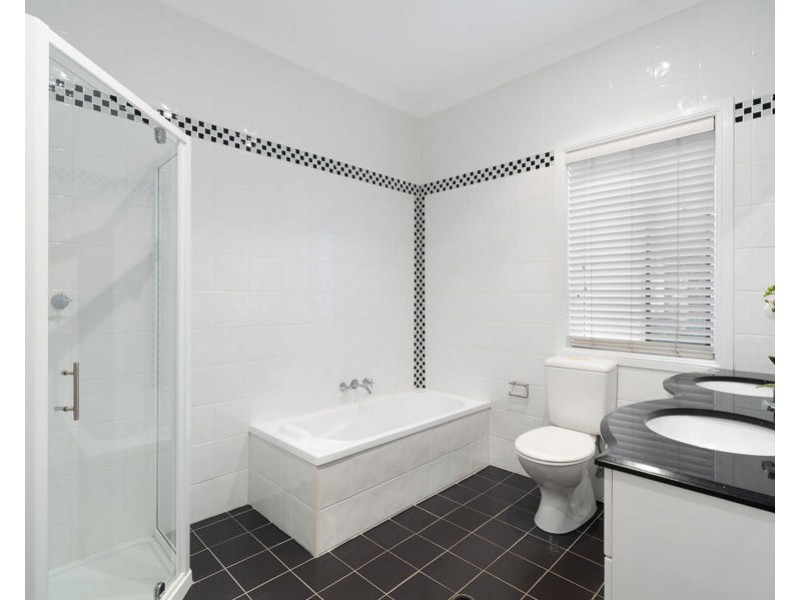 17 Burlington Street, Holland Park QLD 4121