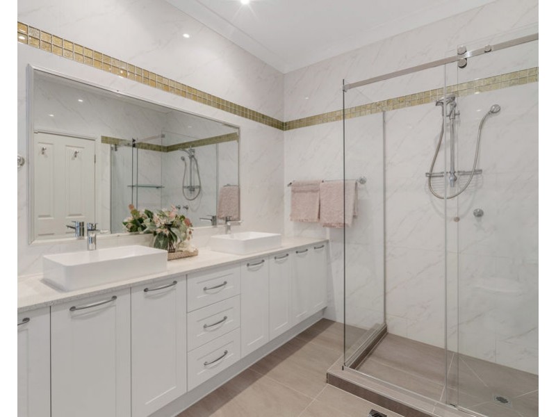 17 Burlington Street, Holland Park QLD 4121