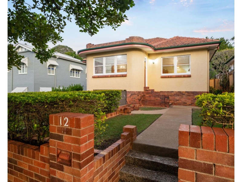 12 Waratah Ave, Holland Park West QLD 4121