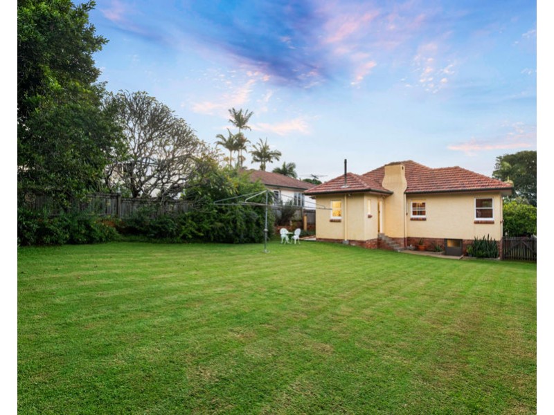 12 Waratah Ave, Holland Park West QLD 4121