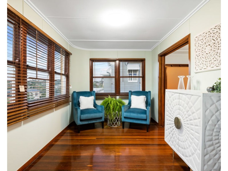 12 Waratah Ave, Holland Park West QLD 4121