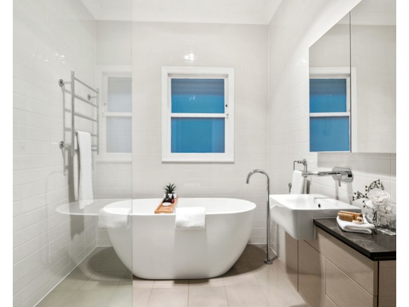 12 Waratah Ave, Holland Park West QLD 4121