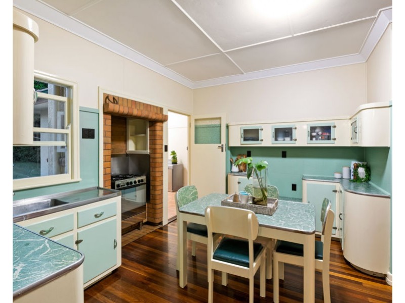 12 Waratah Ave, Holland Park West QLD 4121