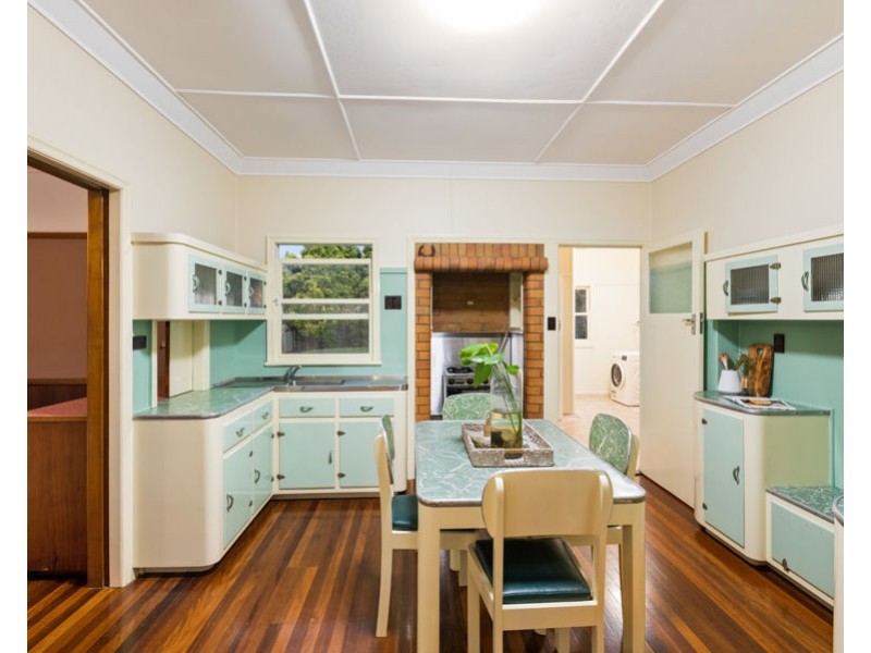 12 Waratah Ave, Holland Park West QLD 4121