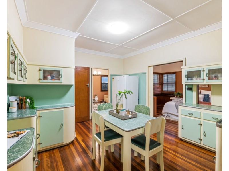 12 Waratah Ave, Holland Park West QLD 4121