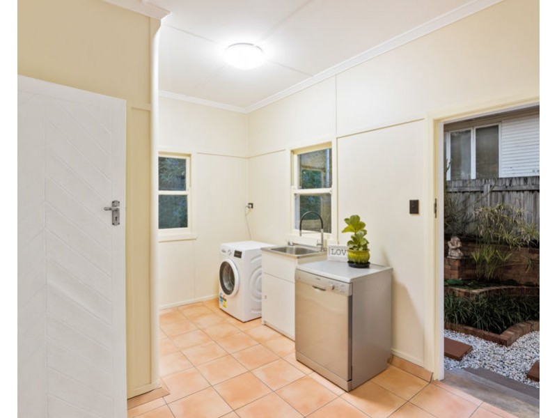 12 Waratah Ave, Holland Park West QLD 4121