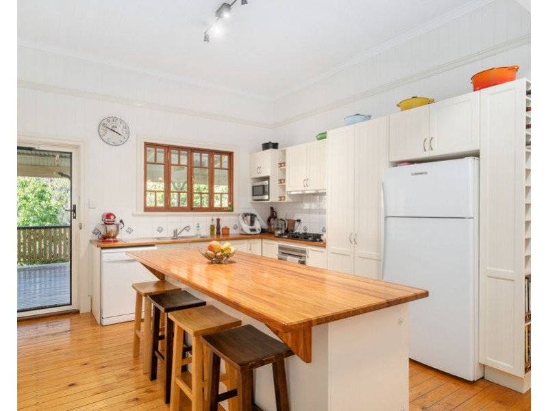 16 Peasant St, Holland Park West QLD 4121