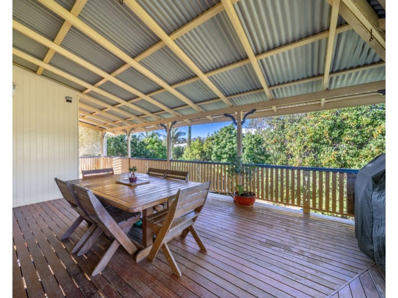 16 Peasant St, Holland Park West QLD 4121