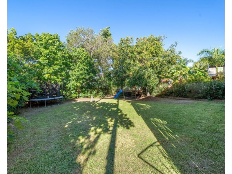 16 Peasant St, Holland Park West QLD 4121