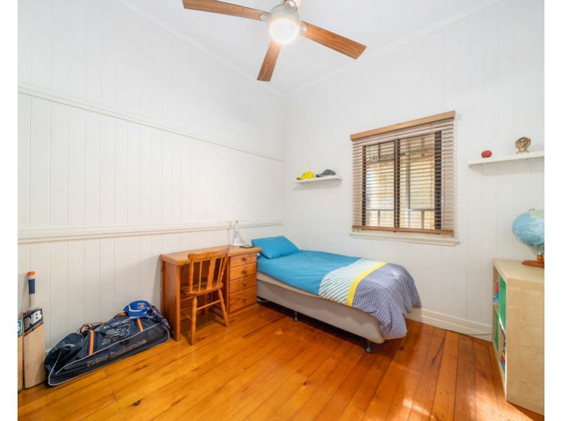 16 Peasant St, Holland Park West QLD 4121