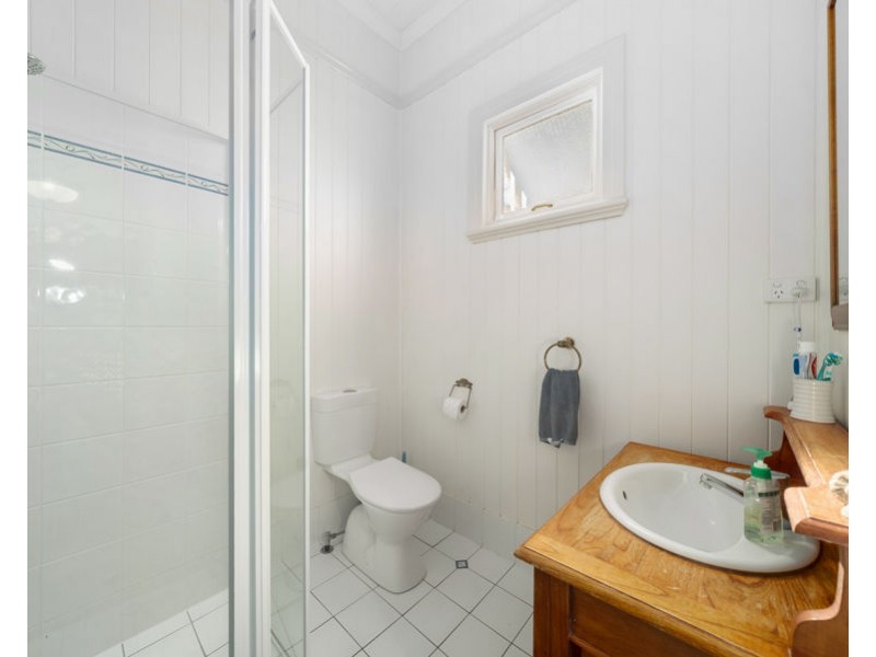 16 Peasant St, Holland Park West QLD 4121