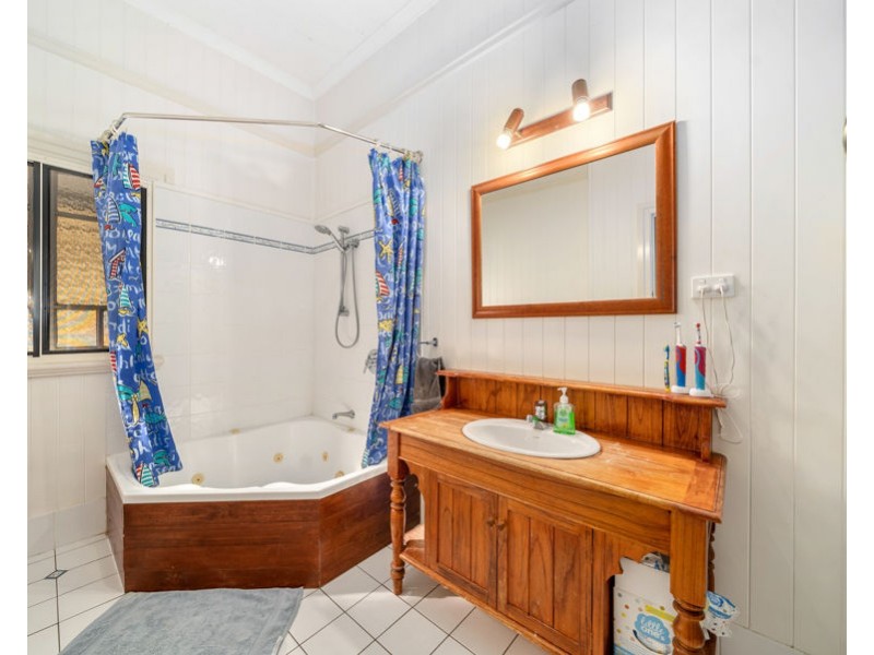 16 Peasant St, Holland Park West QLD 4121