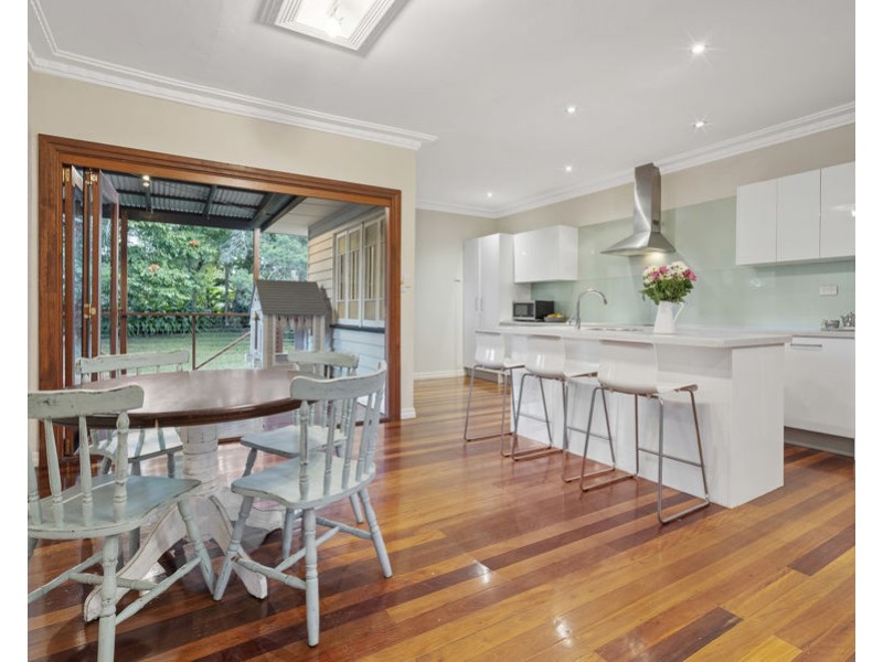 27 Iris st, Holland Park West QLD 4121