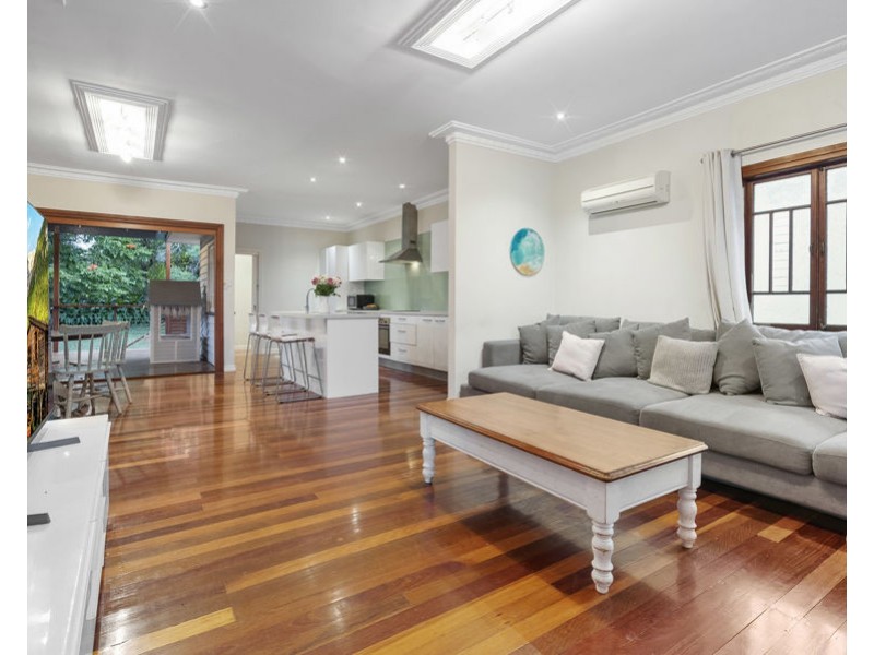 27 Iris st, Holland Park West QLD 4121