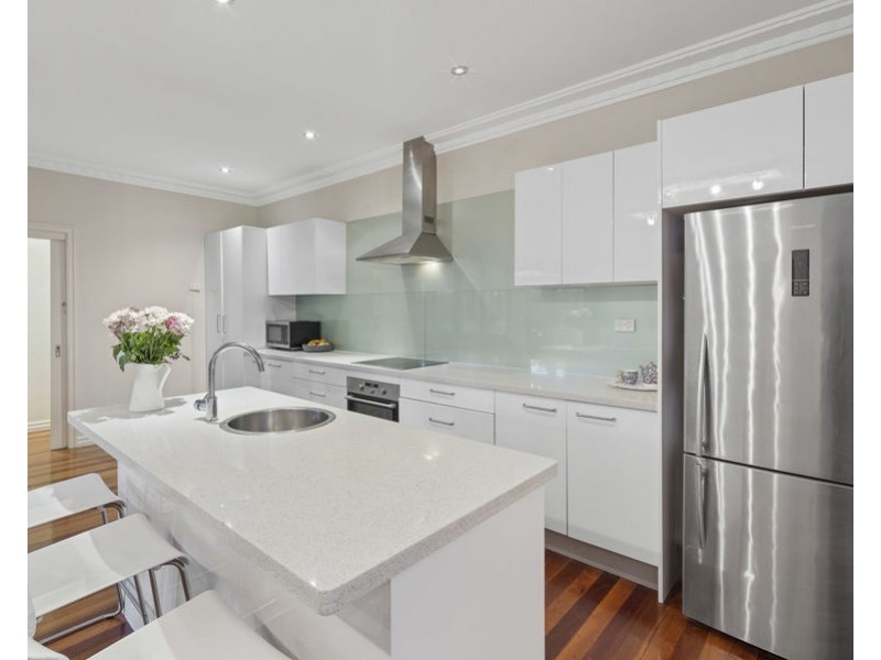 27 Iris st, Holland Park West QLD 4121