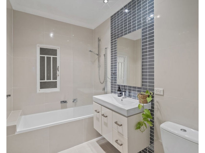 27 Iris st, Holland Park West QLD 4121