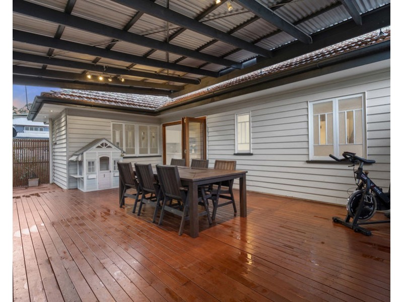 27 Iris st, Holland Park West QLD 4121