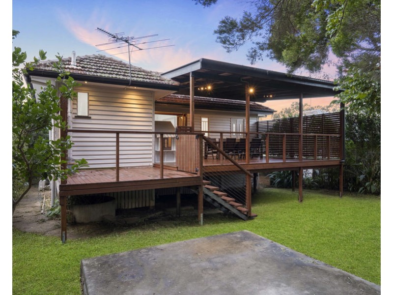 27 Iris st, Holland Park West QLD 4121