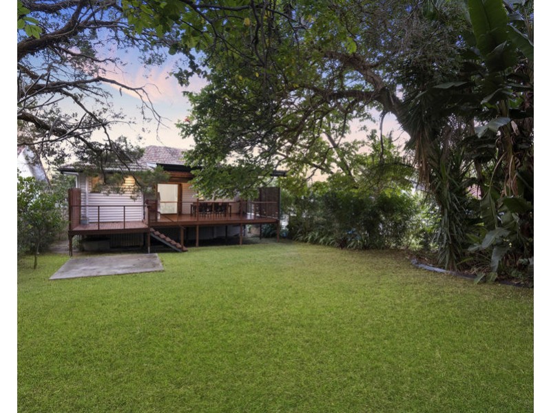 27 Iris st, Holland Park West QLD 4121