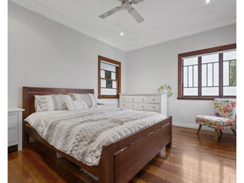 27 Iris st, Holland Park West QLD 4121