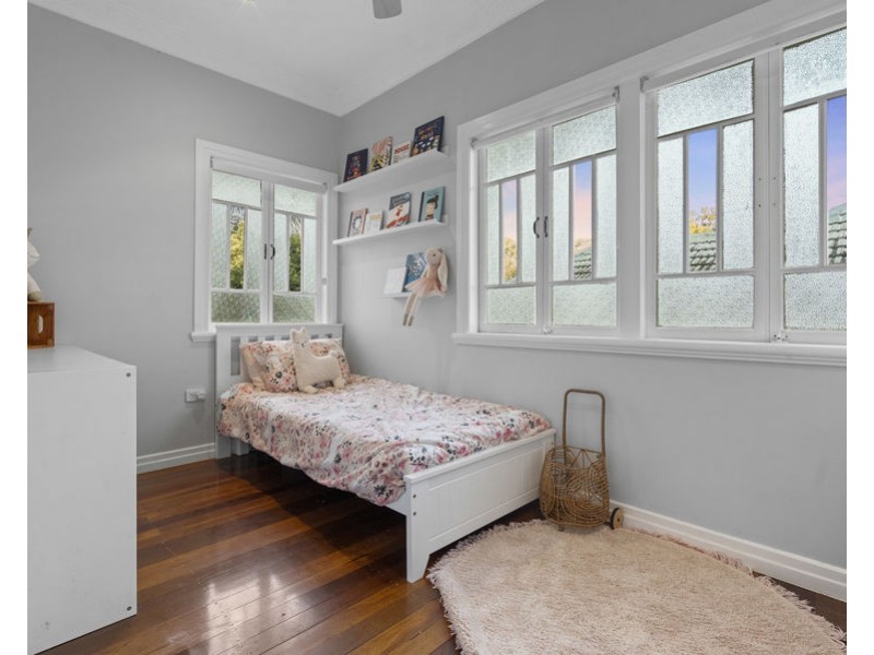 27 Iris st, Holland Park West QLD 4121