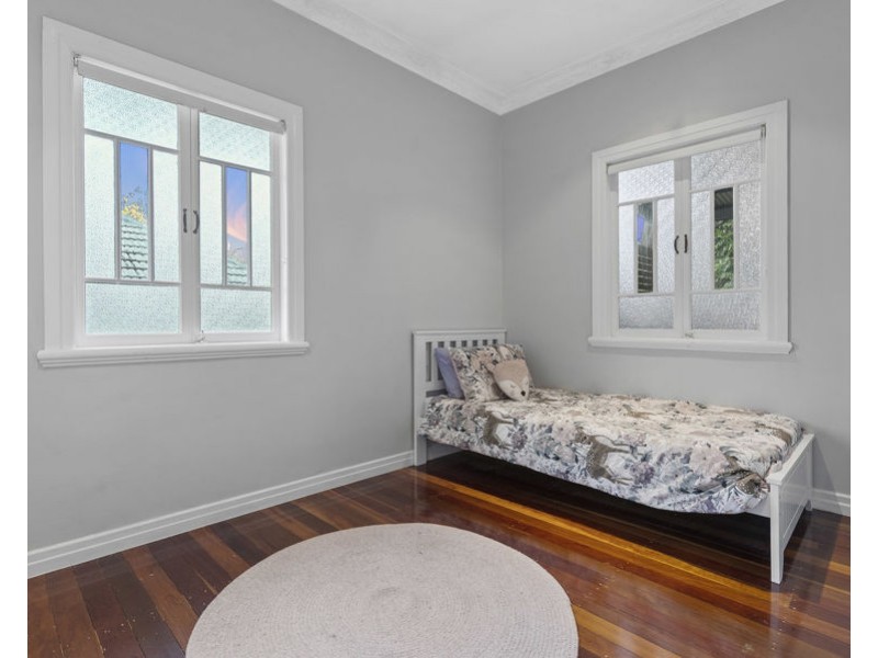 27 Iris st, Holland Park West QLD 4121