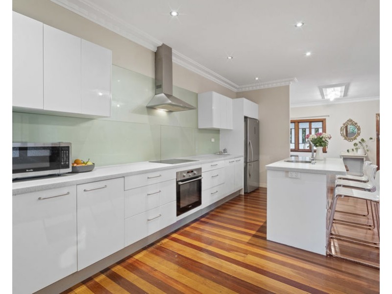 27 Iris st, Holland Park West QLD 4121