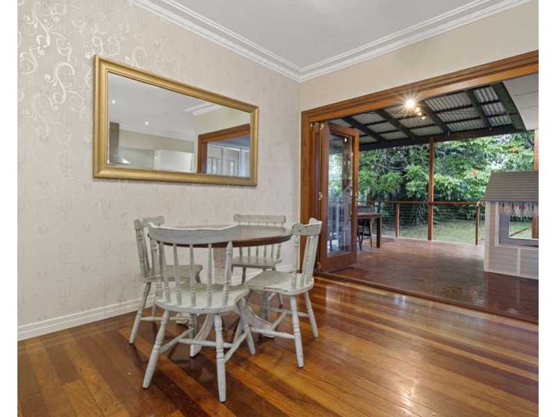 27 Iris st, Holland Park West QLD 4121