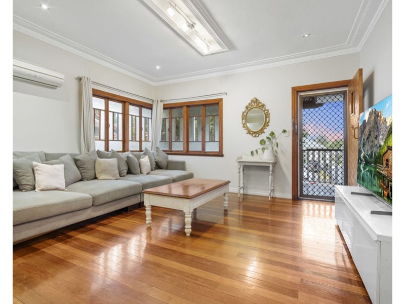 27 Iris st, Holland Park West QLD 4121